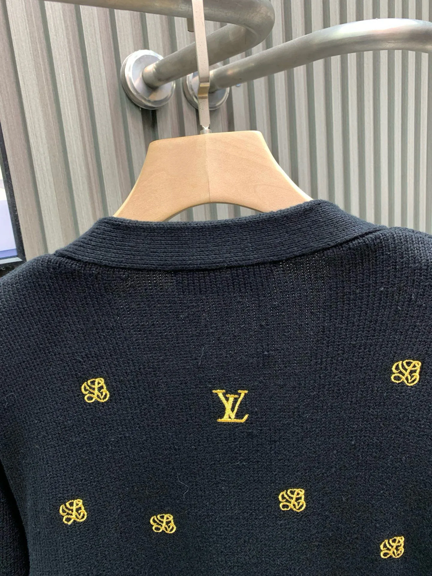 🅿️500 🀄️ Louis Vuitton 1*v25 new autumn and winter full-flower printed embroidered knitted jacket. Made of 50% sheep 🐏 velvet material, so it has natural softness and comfort. It also has good hygroscopicity and breathability. Matte needle-embroidered full-flower logo. The contrasting matte embroidery thread material is used for the version to best restore the same effect as the original version. The embroidery is very fine and dense. By controlling the direction and tightness of the embroidery thread, the embroidery thread forms exquisite embroidery on the embroidery cloth. Combined with encryption processing to increase the three-dimensional effect. Use water and detergent for cleaning during the general washing process. Make the clothes softer and cleaner through gentle scrubbing and rinsing. Customized buttons. Independently develop the Feidong series of square washing wheat. Three standards are complete.